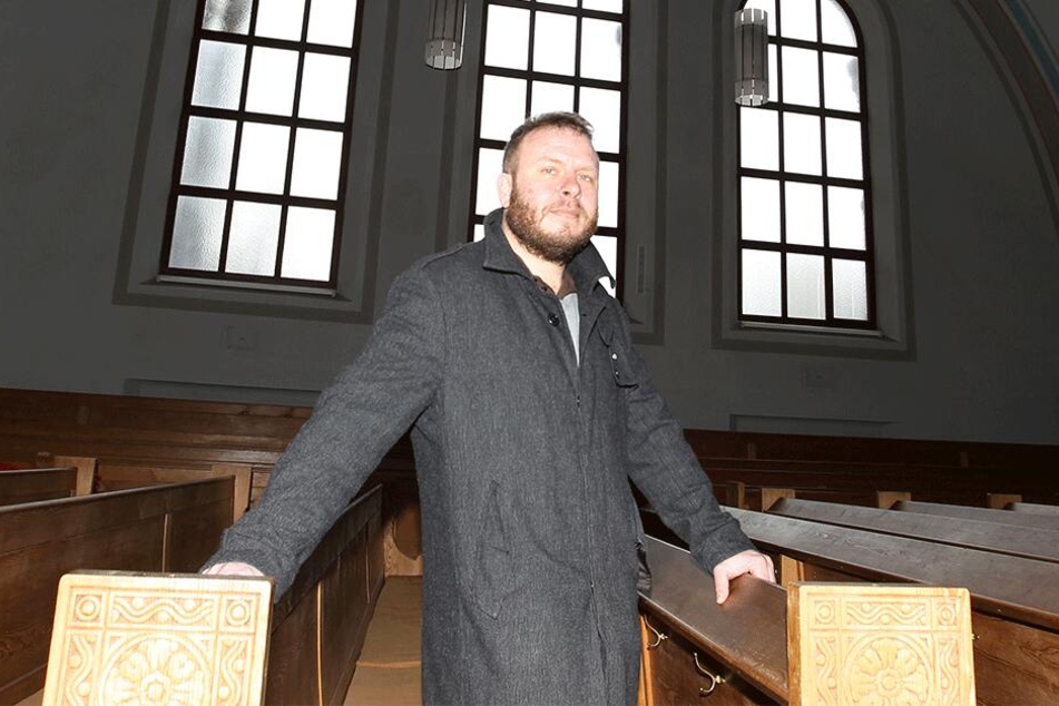 Entsetzt über die zehn Schüsse auf seine Markuskirche: Pfarrer Andreas Vödisch (38).