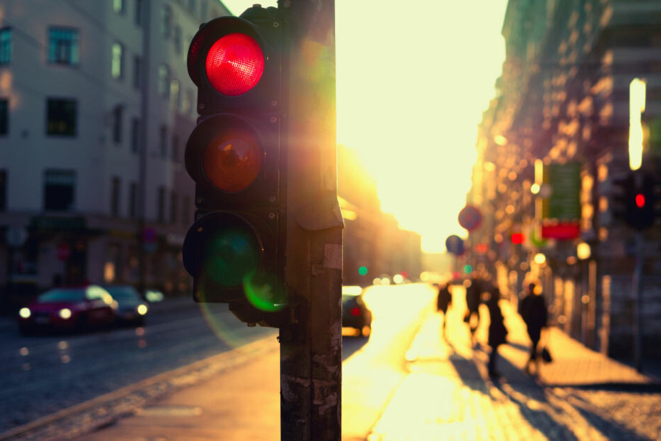 Rote Ampeln sind bei tiefstehender Sonne besonders schwer zu erkennen.