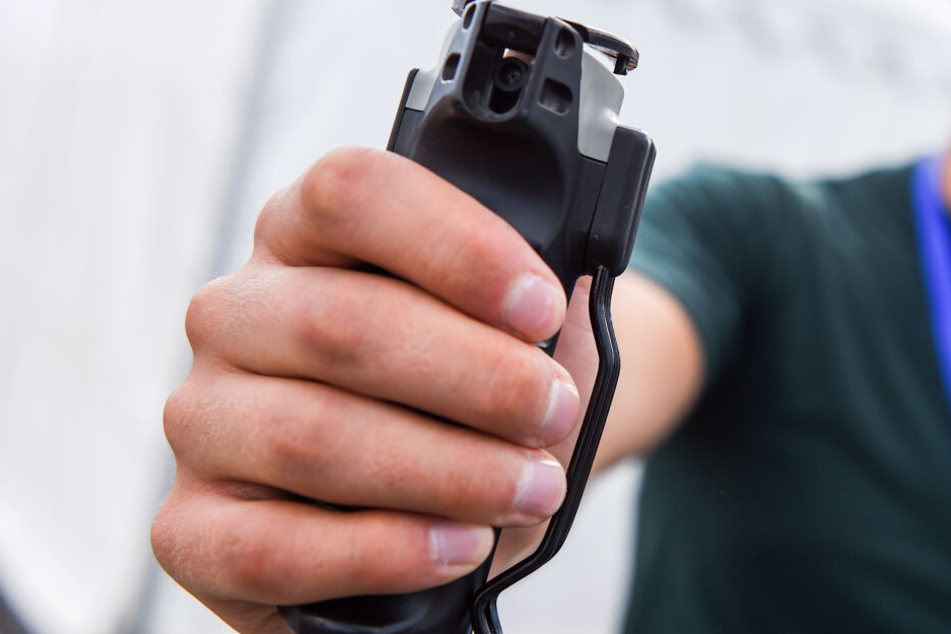 Durch das Pfefferspray wurde nicht nur der Mann, sondern auch andere Gäste verletzt. (Symbolbild)