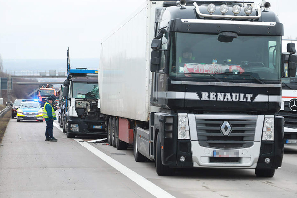 Der italienische Lkw (hinten) fuhr offenbar auf den polnischen Laster auf.