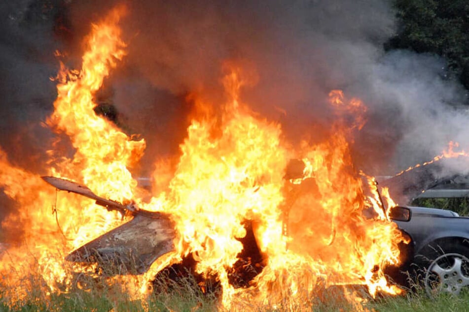 Ähnlich wie auf diesem Foto könnte das Auto Feuer gefangen haben. Der Wagen brannte auf dem Feld aus. (Symbolbild)
