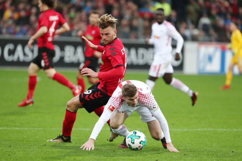 Ungenauigkeiten im Spielaufbau, Fehlpässe, Stolperszenen: RB Leipzig (hier Timo Werner, unten) spielte sich zu wenig Großchancen heraus.