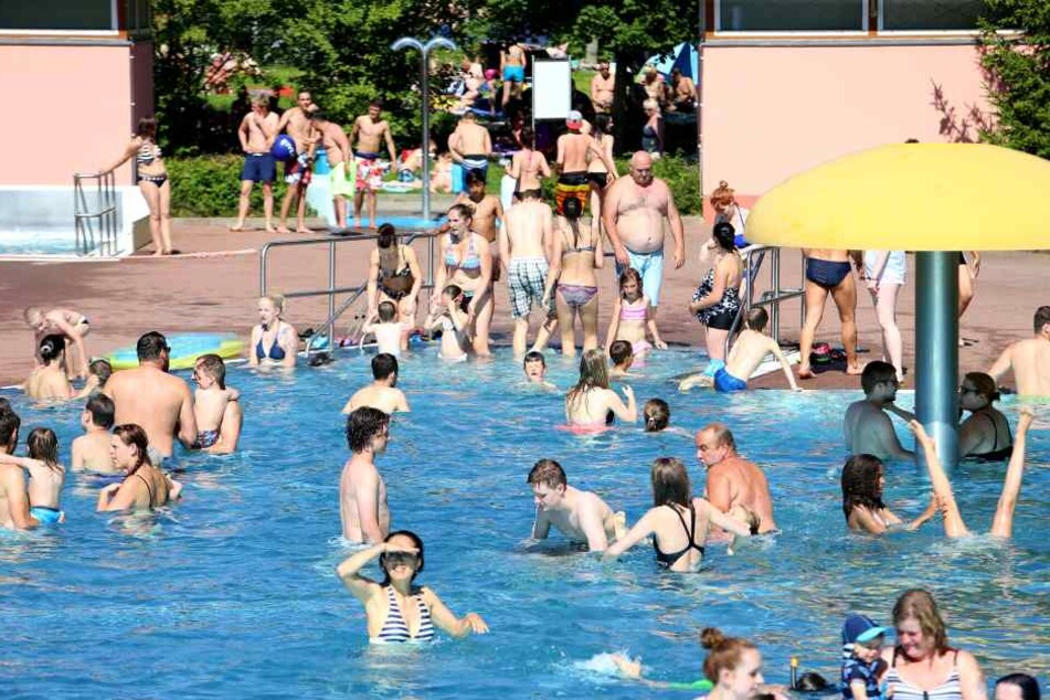 Im Freibad-Gablenz vergriffen sich zwei südländisch aussehende junge Männer an den Mädchen. (Symbolfoto)