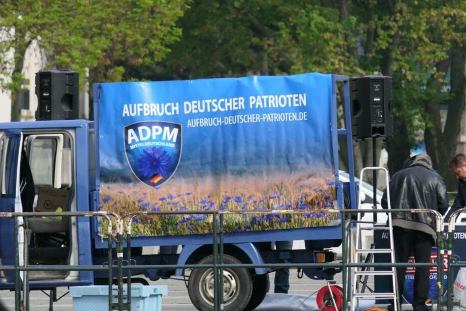 Am 1. Mai war die Partei mit etwa 50 Anhängern auf dem Simsonplatz vor dem Bundesverwaltungsgericht vertreten.