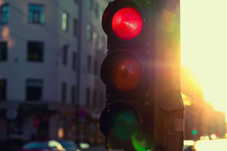 Die rote Ampel hatten die beiden ankommenden Autofahrer schlichtweg übersehen (Symbolbild).