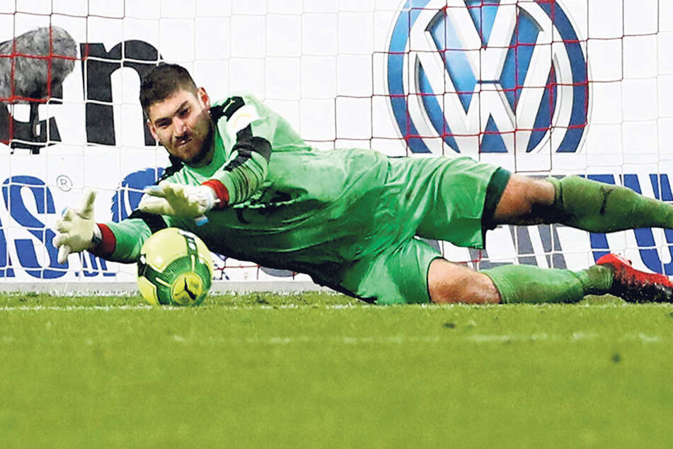 FSV-Keeper Johannes Brinkies macht sich gaaanz lang - und hat den Ball sicher.
