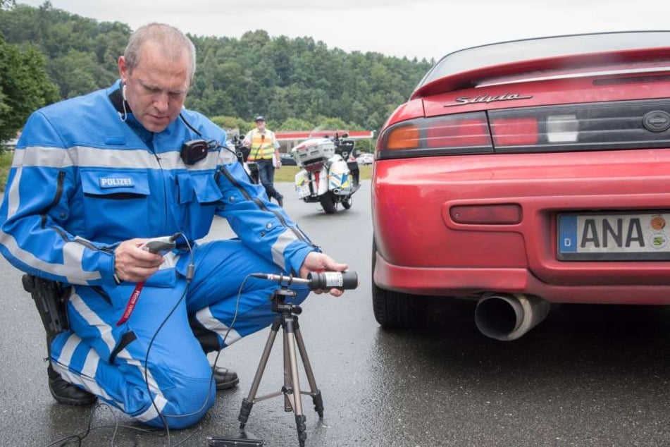 Für den Fahrer des roten "Nissan" war's das: Polizeihauptkommissar Ringo Schneider (45) stellte am Auspuff 104 Dezibel Lautstärke fest - Bußgeld, Weiterfahrt verboten.