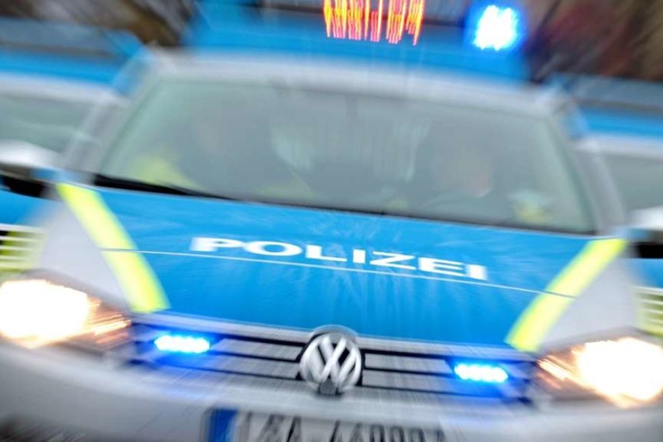 Völlig unvermittelt schlugen die Täter auf die Frau ein. Die Polizei hat Ermittlungen aufgenommen. (Symbolbild)
