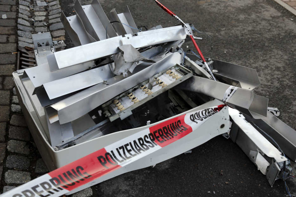 Unbekannte zerstörten in Saalfeld einen Zigarettenautomaten.