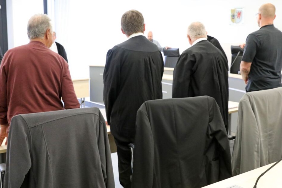 Die beiden Angeklagten und ihre Verteidiger zu Beginn des Prozesses in Rostock.