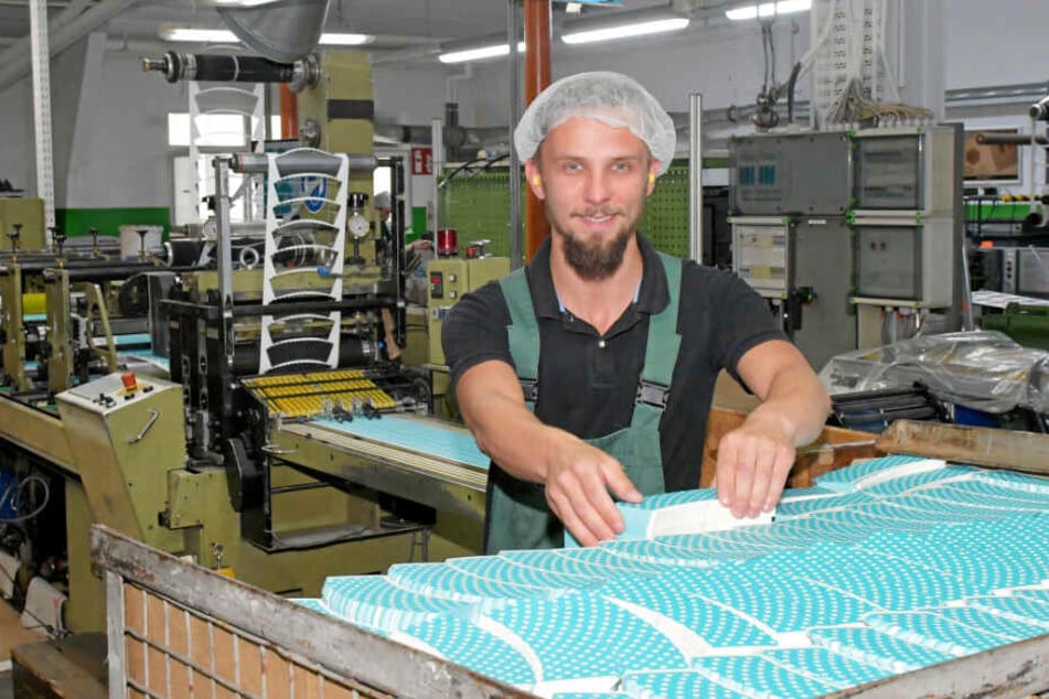 Mitarbeiter Krzycztof Borowy liebt seinen Job als Drucker.