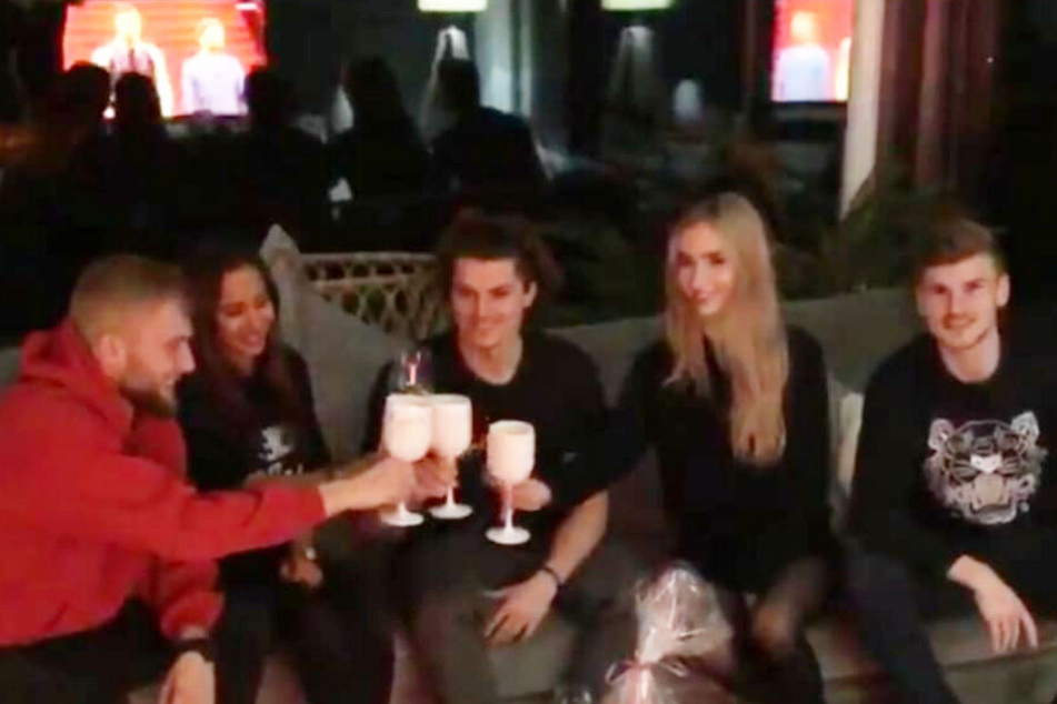 Prooost! Konrad Laimer mit Freundin, Geburtstagskind Marcel Sabitzer und Werner-Liebe Paula stoßen an, nur Timo bekommt das nicht mit und grinst ohne Gläschen in die Kamera.