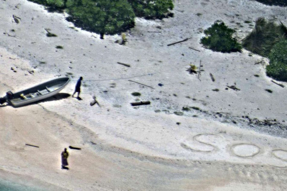 Die Buchstaben "SOS" im Sand zeigten den Rettungskräften den genauen Standort der Vermissten.