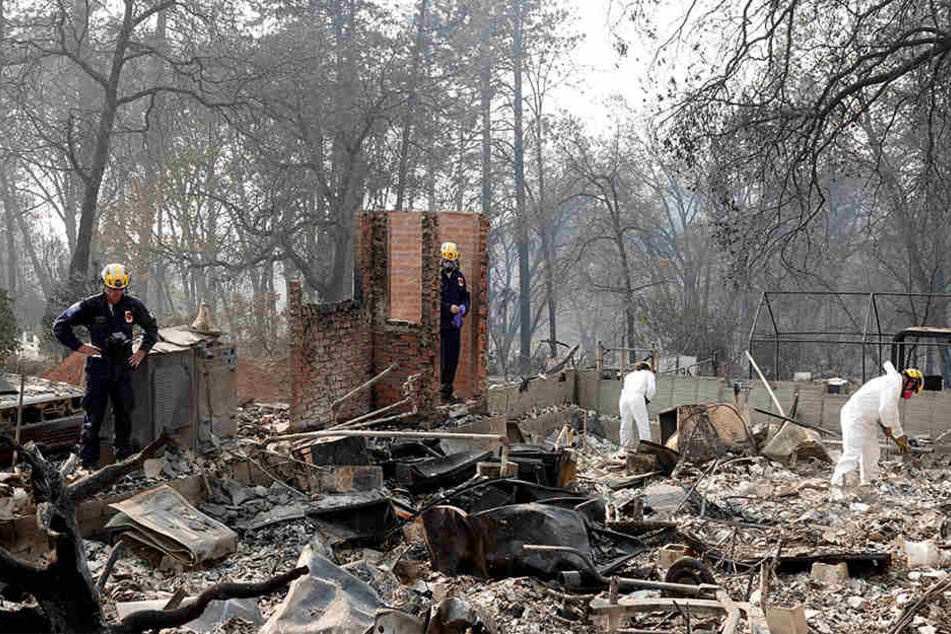 Rettungskräfte arbeiten auf den vom "Camp Fire" zerstörten Flächen unermüdlich.