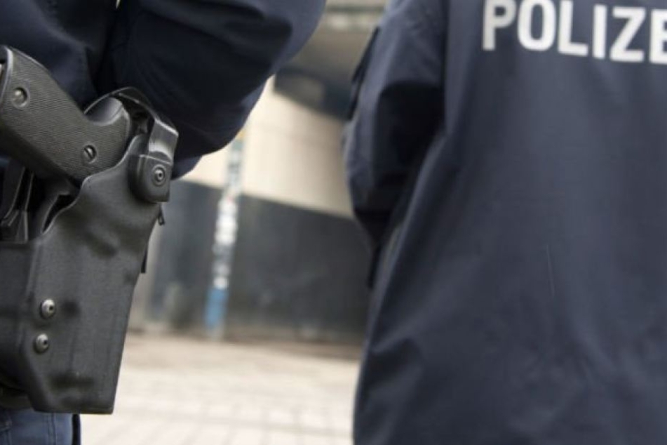 Die Ermittlungen der Polizei halten an. (Symbolbild)