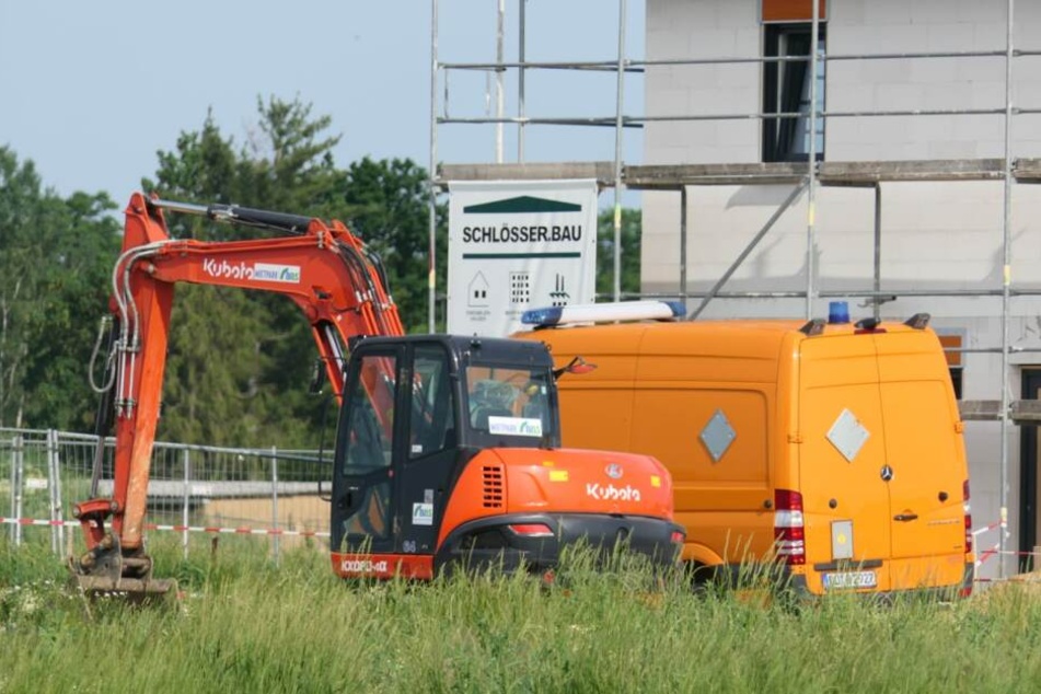 Die Splitterbombe wurde bei Arbeiten an einer neu erschlossenen Fläche gefunden worden. Dort sollen Eigentumshäuser gebaut werden.
