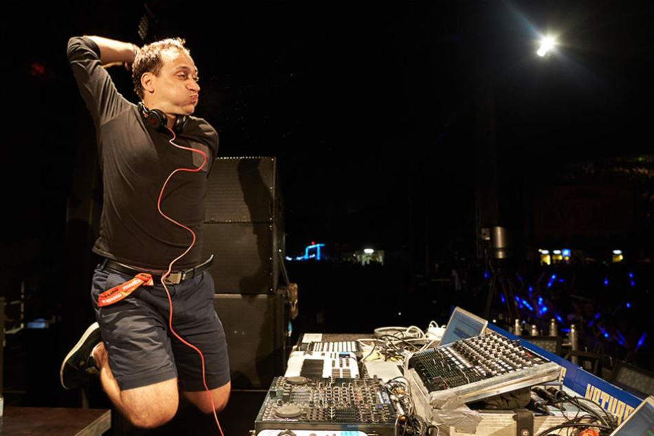Mit vollem Körpereinsatz dabei: Während eines Auftritts stieg der DJ auf das Podium und stürzte in die Tiefe.