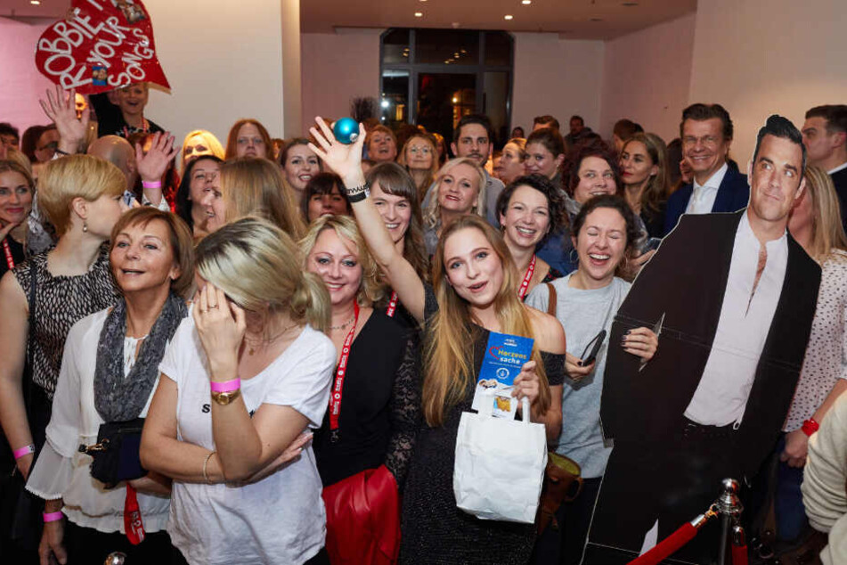 Vor allem weiblichen Fans stehen am Einlass zum Geheimkonzert.