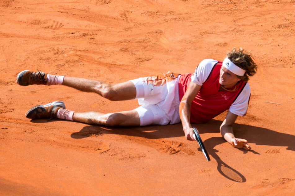 Alexander Zverev stemmte sich mit allen Kräften gegen die Niederlage. Nach einem Hechtsprung lag der 22-Jährige am Boden.
