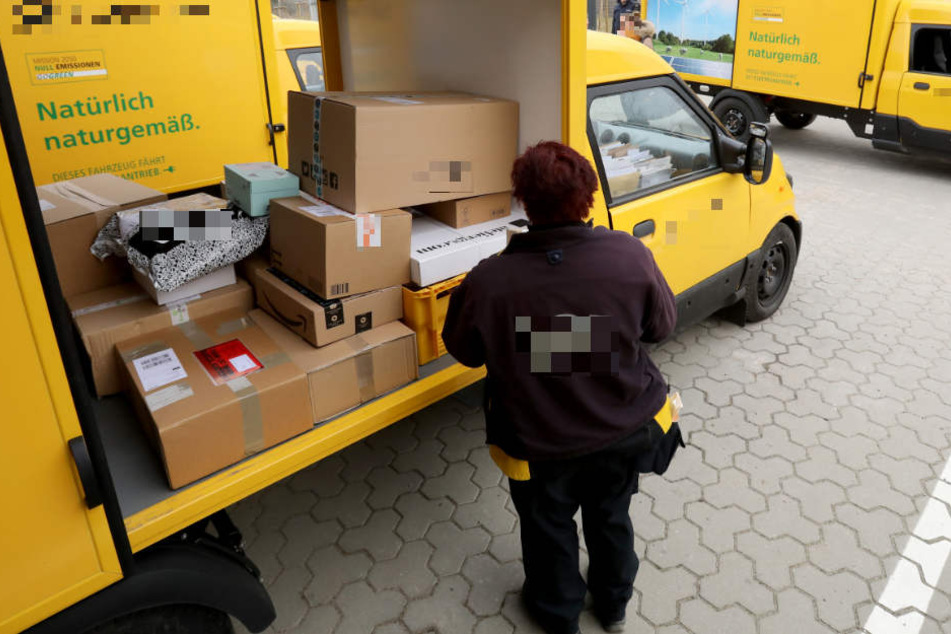 Der Mann sprach die 50-Jährige nur mit einem T-Shirt bekleidet an. (Symbolbild)