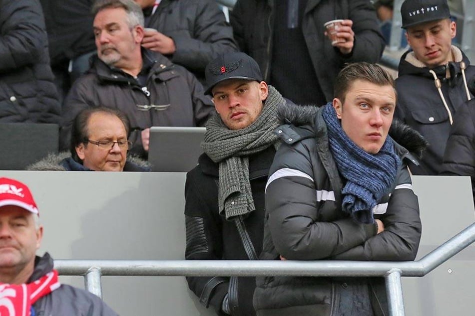 Sebastian Mai (23) mit einer Mütze seines neuen Vereins Preußen Münster.