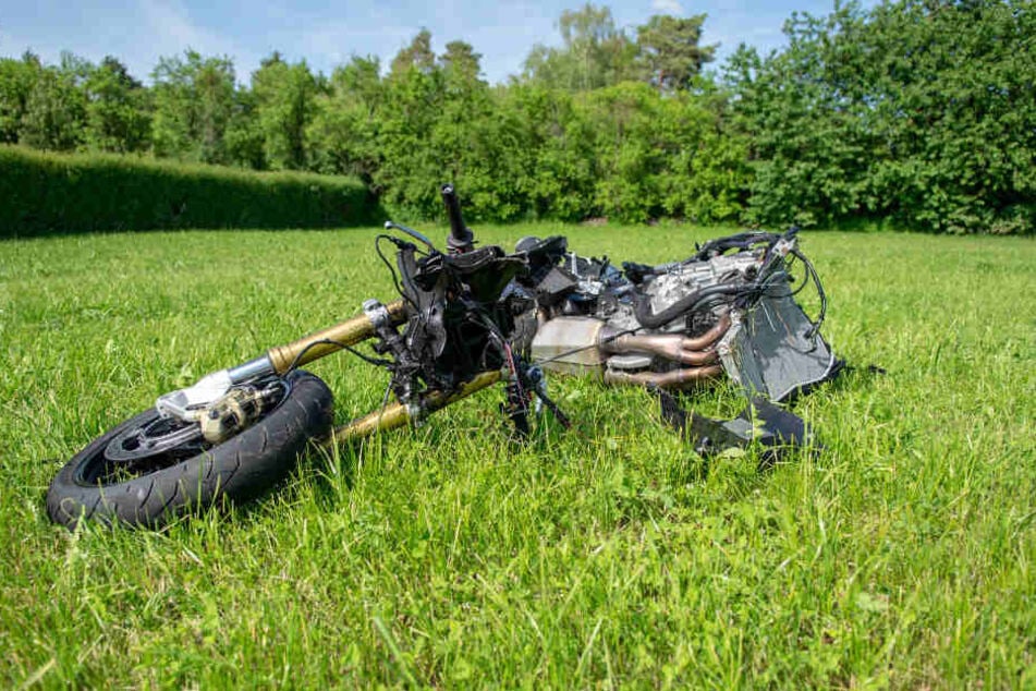 Das Motorrad liegt in einer Wiese.