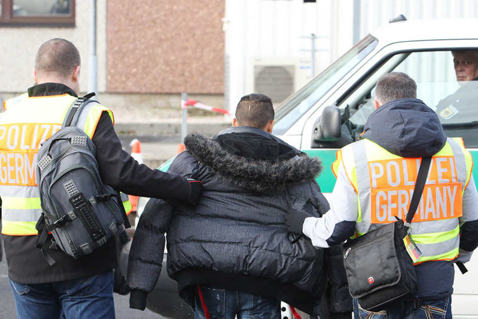 Die Polizei führt einen auffällig gewordenen Asylbewerber ab.