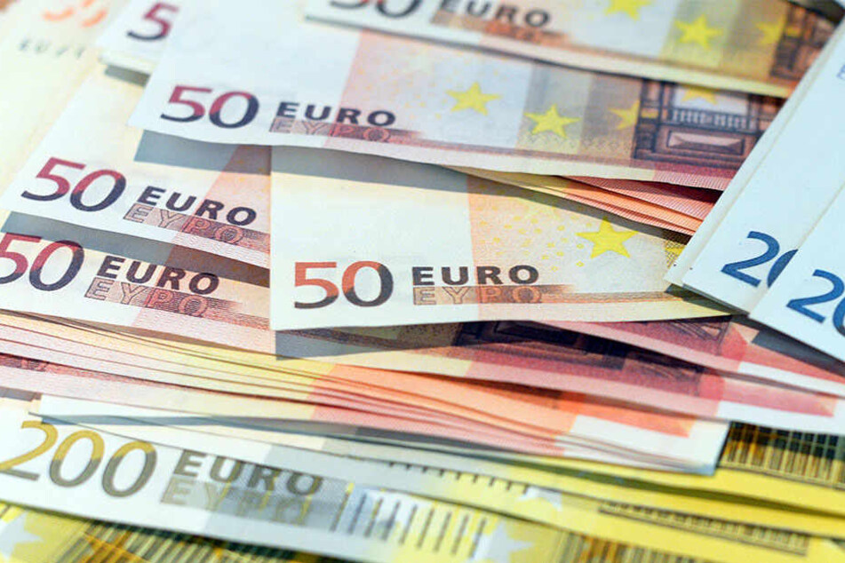 Smaragdzahl und Hologramm: Mit neuen Sicherheitsmerkmalen versuchen die Notenbanken Geldfälschern das Handwerk zu erschweren.