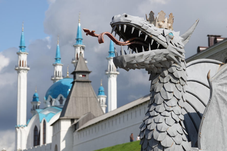 Eine Drachen-Skulptur steht in der russischen Stadt Kasan.