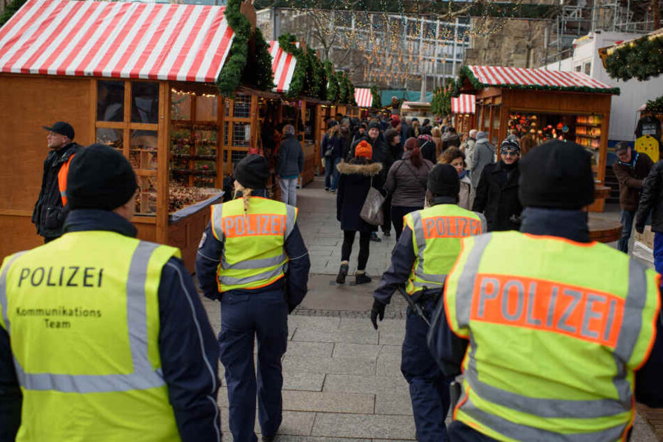 Polizeibeamte gehen ein Jahr nach dem Anschlag in Berlin über den Weihnachtsmarkt an der Gedächtniskirche auf dem Breitscheidplatz Streife. Als Folge des Attentats wurden auch die Sicherheitsbestimmungen verschärft. (Archivbild)