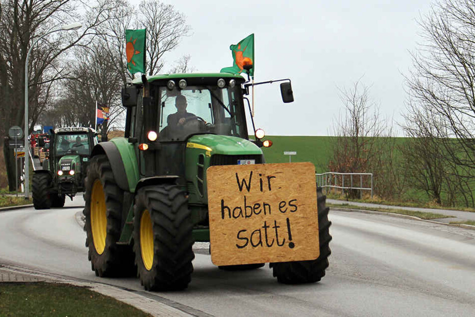 Wie hier auf der B5 bei Nauen waren Bauern auf dem Weg zur Demo nach Berlin.