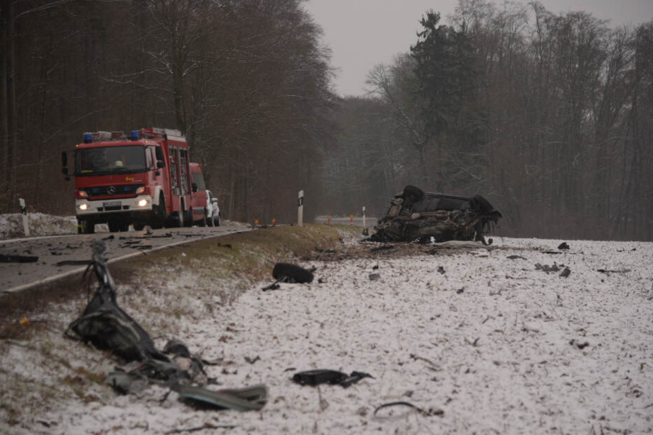 Das verunfallte Auto abseits der Straße.