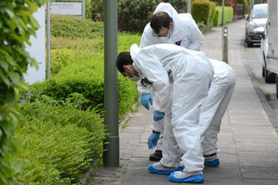 Die Polizei hat begonnen, den Garten der Frau abzusuchen. (Symbolbild)