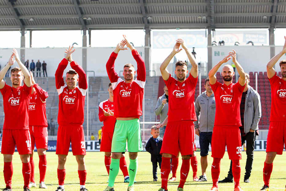 Freudig bejubeln die Zwickauer Profis gemeinsam mit den Fans den Heimsieg gegen Fortuna Köln.