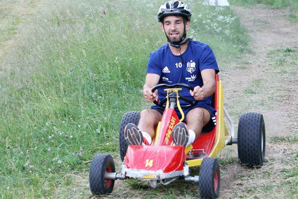 Okan Aydin im Trainingslager beim Fahren mit einem Devalkart. Der Mittelfeldmann der Himmelblauen hatte sichtlich Spaß.