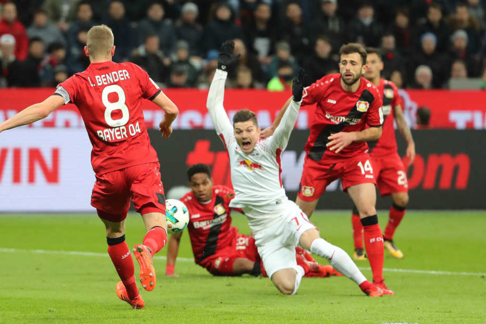 Die Szene, die zum 1:0 für RB führte: Leverkusens Admir Mehmedi (re.) zieht Marcel Sabitzer zu Boden. Den fälligen Elfmeter verwandelte Timo Werner.