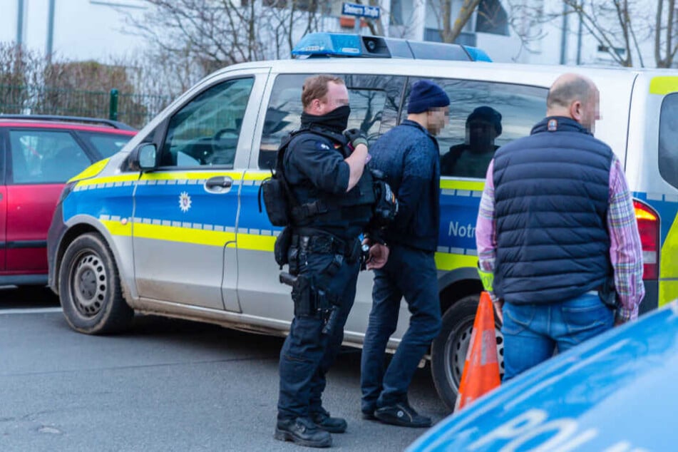 Die Polizisten konnten den Täter in seiner Wohnung stellen.