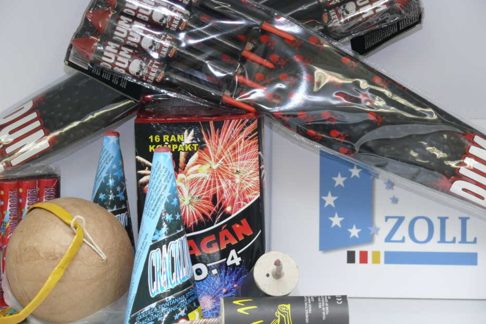 Ein Teil der sichergestellten Feuerwerkskörper, darunter auch eine Kugelbombe.