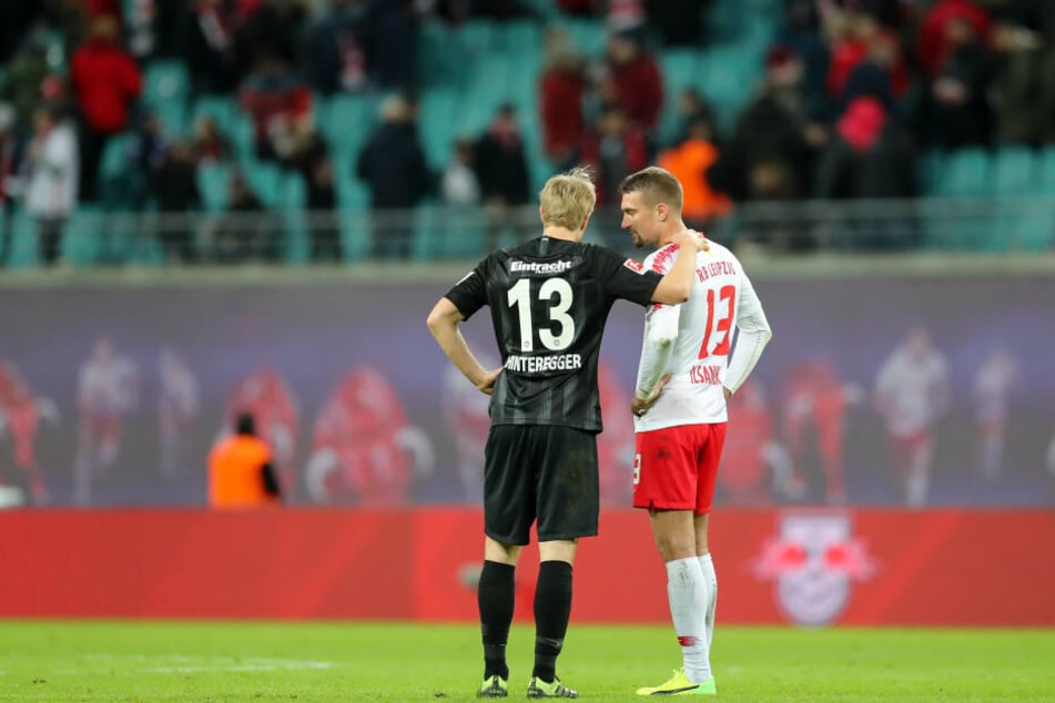 13er unter sich: Eintracht Frankfurts Martin Hinteregger (Li.) und Stefan Ilsanker von RB Leipzig hatten sich nach Abpfiff noch etwas zu sagen.