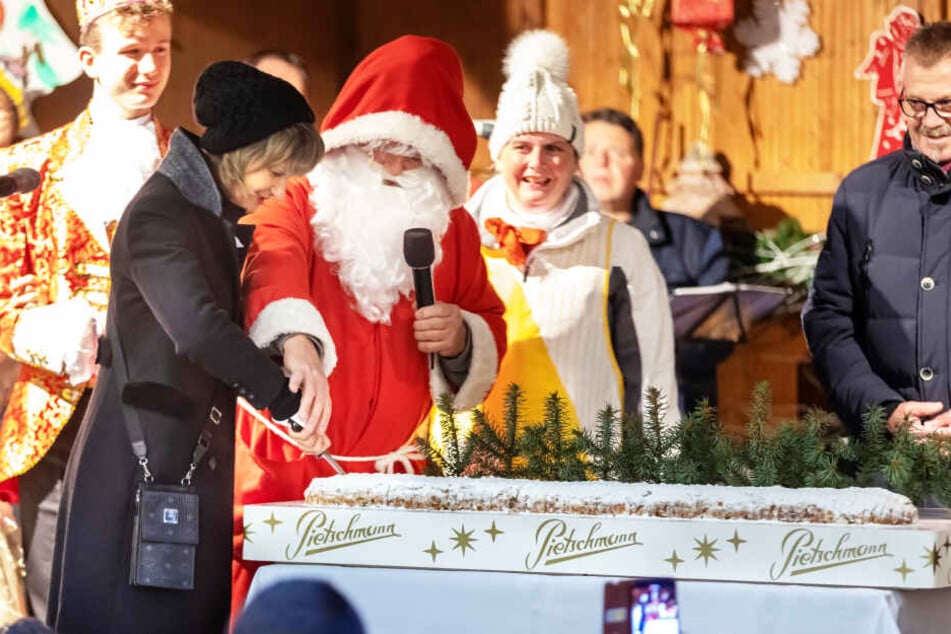 Oberbürgermeisterin Barbara Ludwig (57, SPD) und der Weihnachtsmann (Klaus Hähne) schnitten den Stollen an.