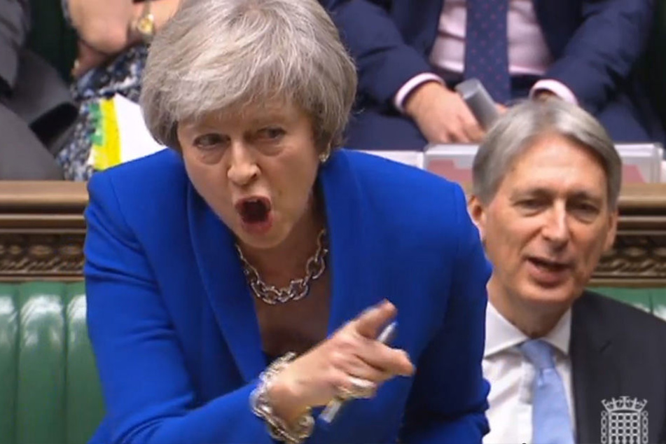 Theresa May, Premierministerin von Großbritannien, spricht am 19.12.2018 im britischen Unterhaus. Rechts sitzt Philip Hammond, Schatzkanzler von Großbritannien.