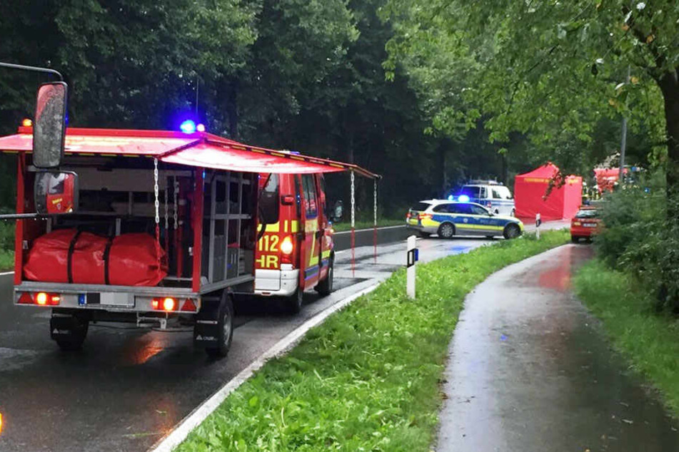 In der Kurve kam der Wagen von der Fahrbahn ab.