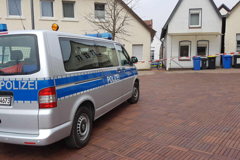Ein Polizeiauto steht vor dem Haus, in dem der 22-Jährige angeschossen wurde.