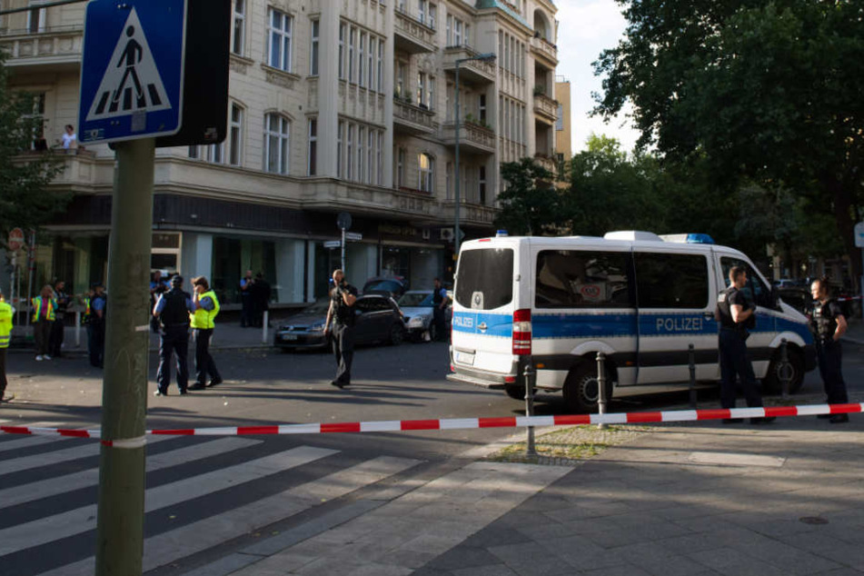 Polizisten sichern während eines Einsatzes den Adenauerplatz und eine in der Nähe liegende Kreuzung (Sybelstraße Ecke Wilmersdorfer Straße) ab.