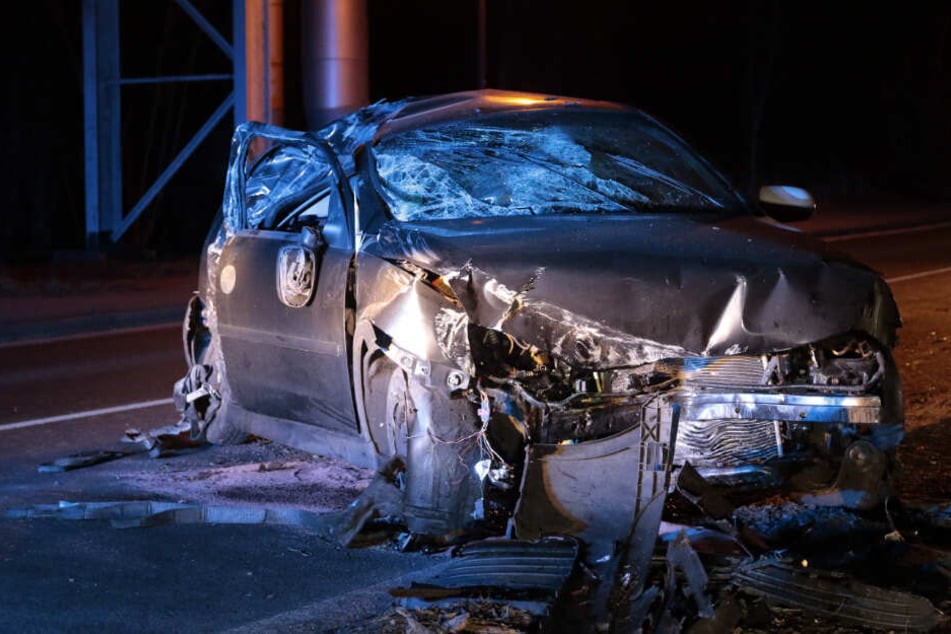 Bei dem am gestrigen Abend verunglückten Autofahrer soll es sich um einen 34 Jahre alten Mann handeln. Er kam mit schwersten Verletzungen in eine Klinik.
