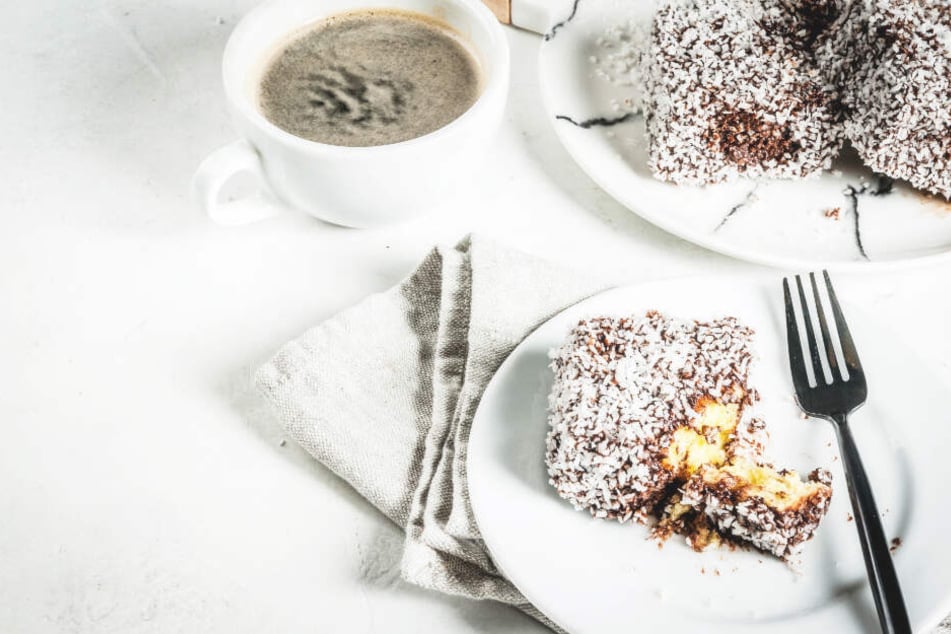 Lamington ist ein australischer Schwammkuchen mit dunkler Schokolade und Kokos.