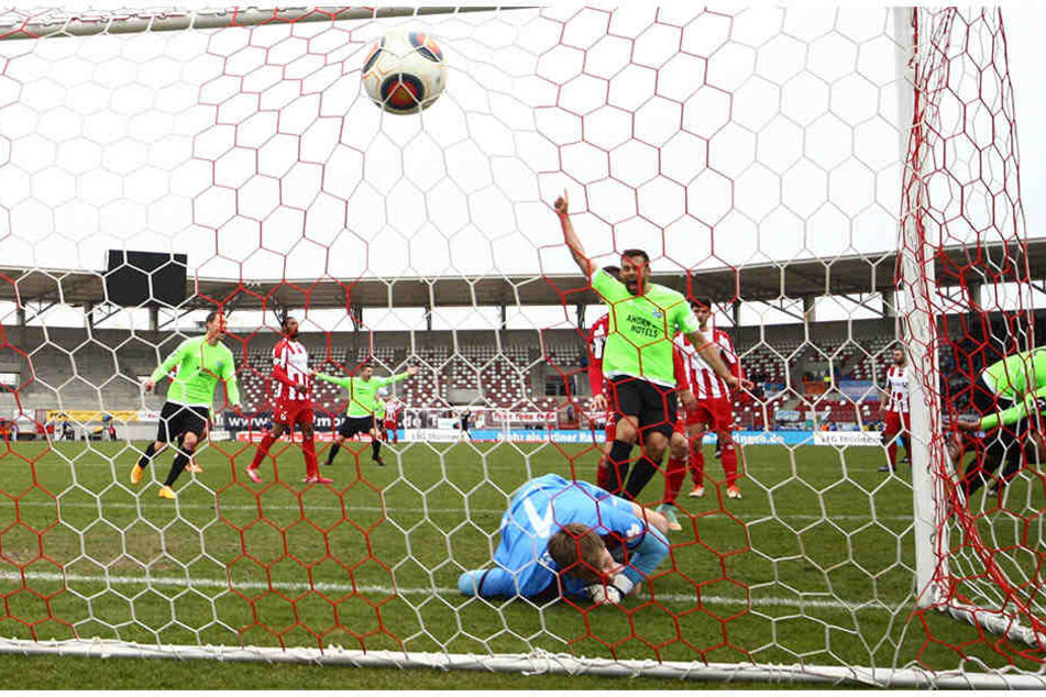 Mit diesem Kopfballtor brachte Jamil Dem (re.) den CFC am 20. März in Erfurt in Führung. Mit
ihm jubelte Marc Endres (M.). Am Ende siegten die Chemnitzer 2:0.