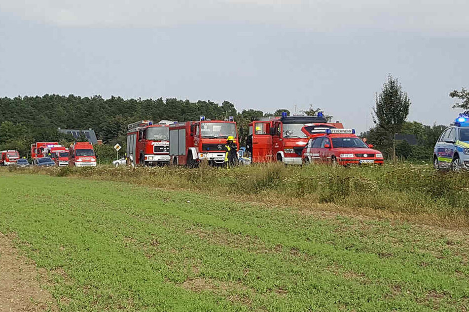 Zahlreiche Einsatzfahrzeuge der Feuerwehr sind vor Ort.