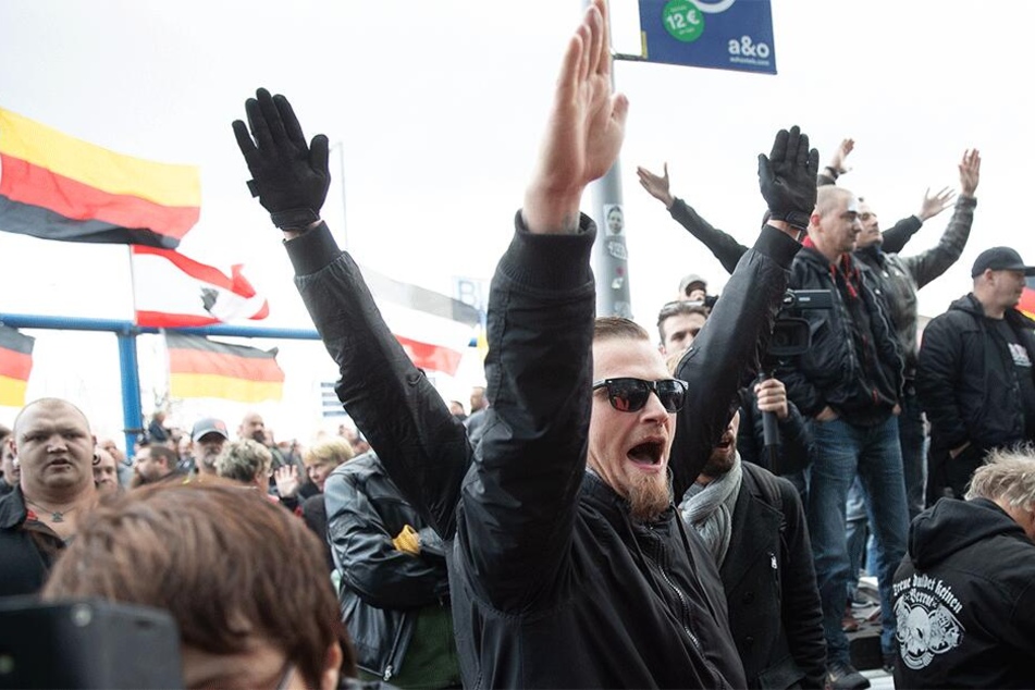 Das Zeigen des Hitlergrußes ist in Deutschland verboten (Symbolbild).