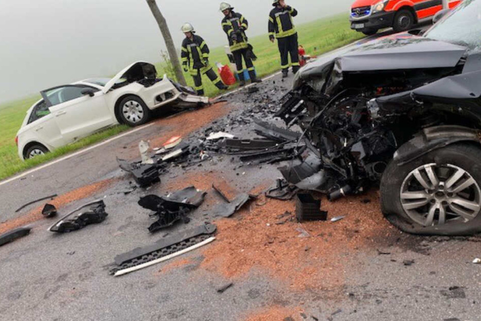 Das beiden Fahrzeuge krachten bei dem Unfall frontal ineinander.